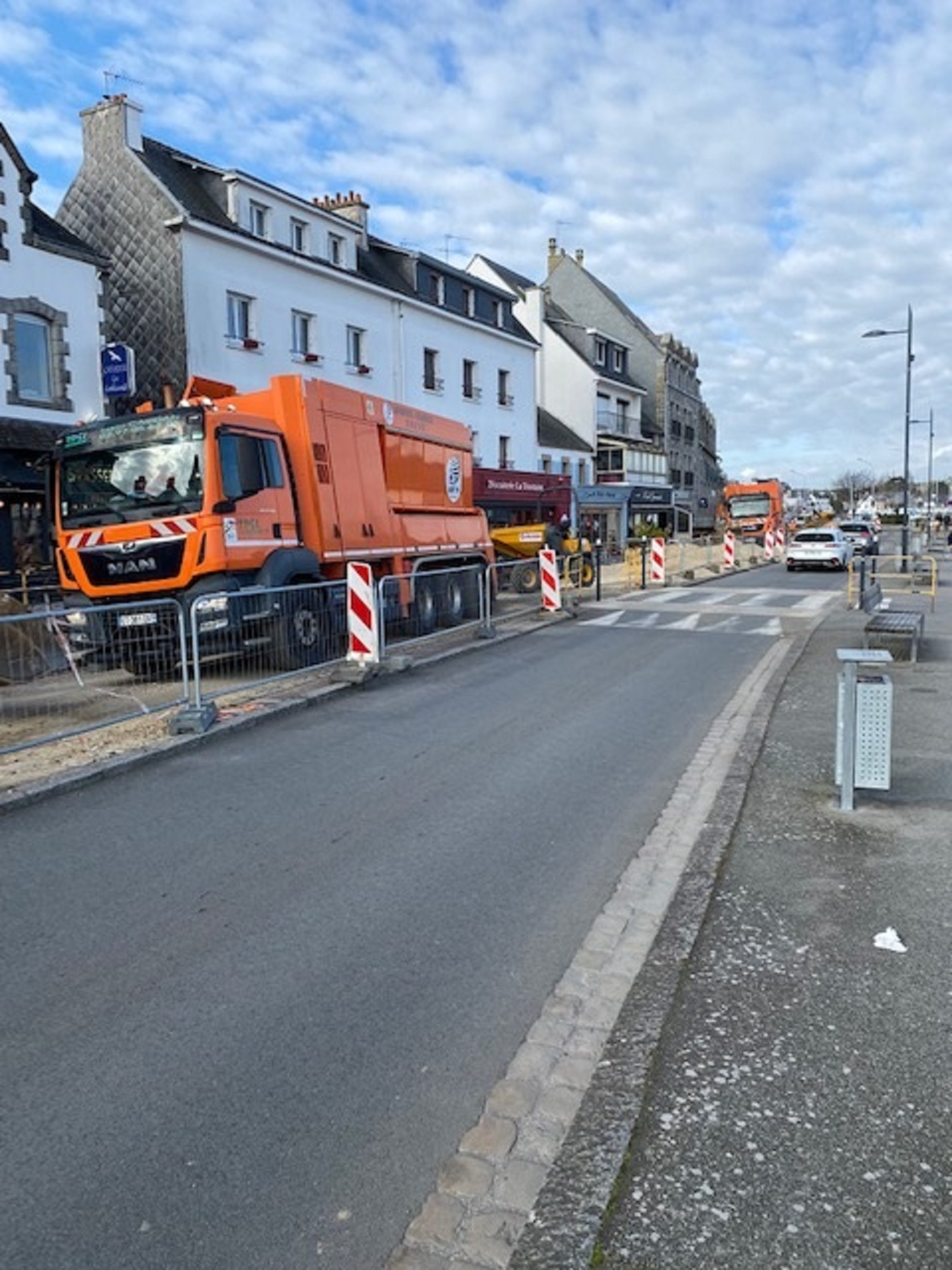 Chantier réseaux cité balnéaire La Trinité Sur Mer, coactivité assurée avec les usagers de la route.