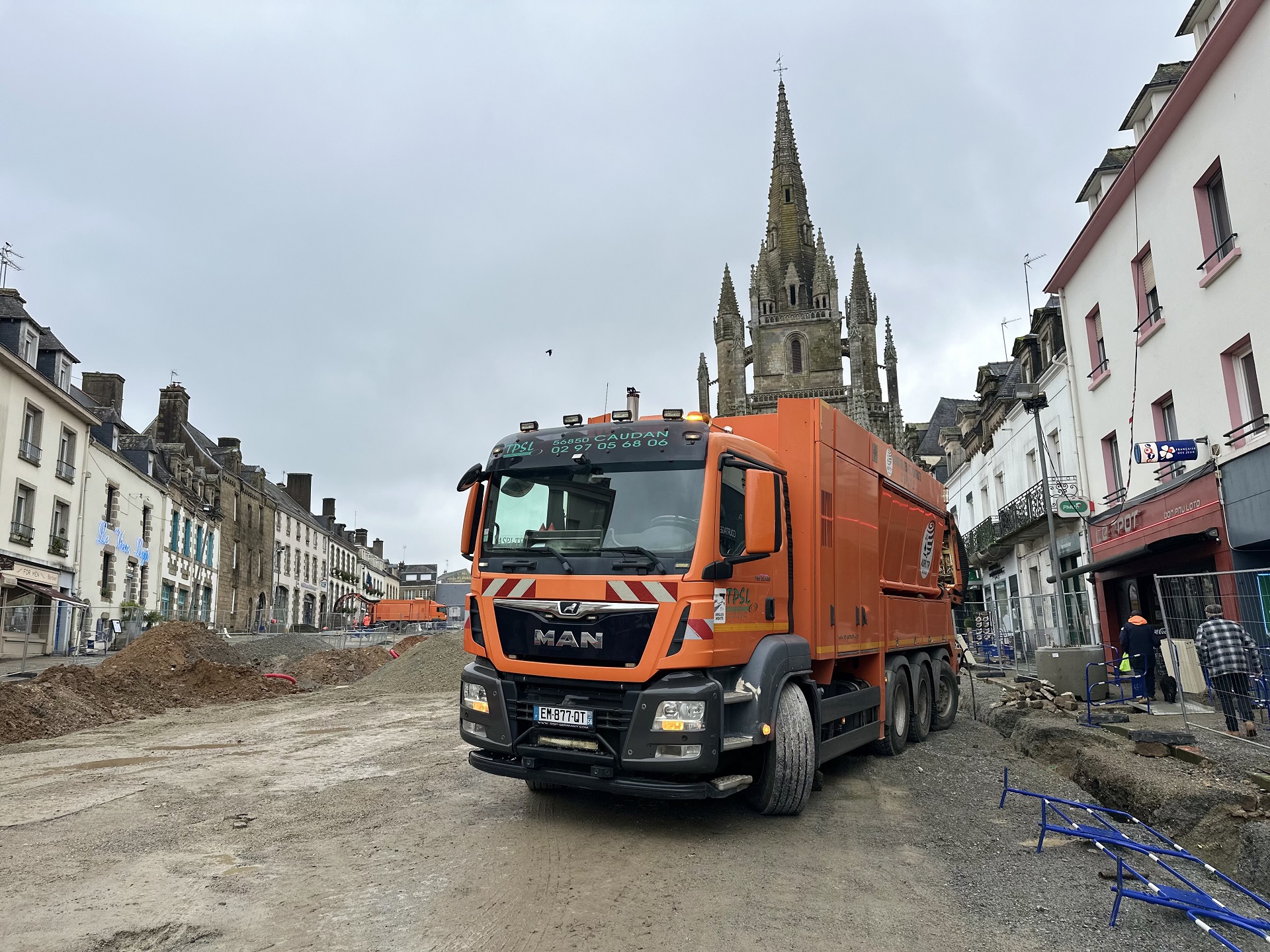 Aspiratrice devant la basilique monument historique Hennebont chantier milieu urbain