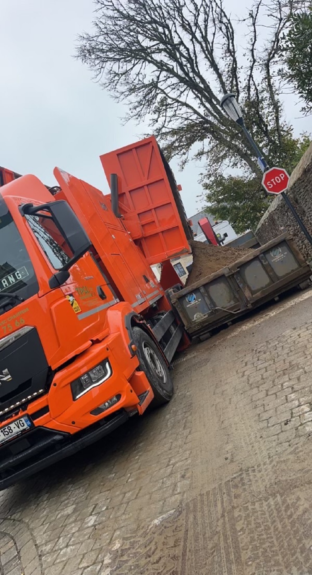 Déchargement dans une benne 10m3.