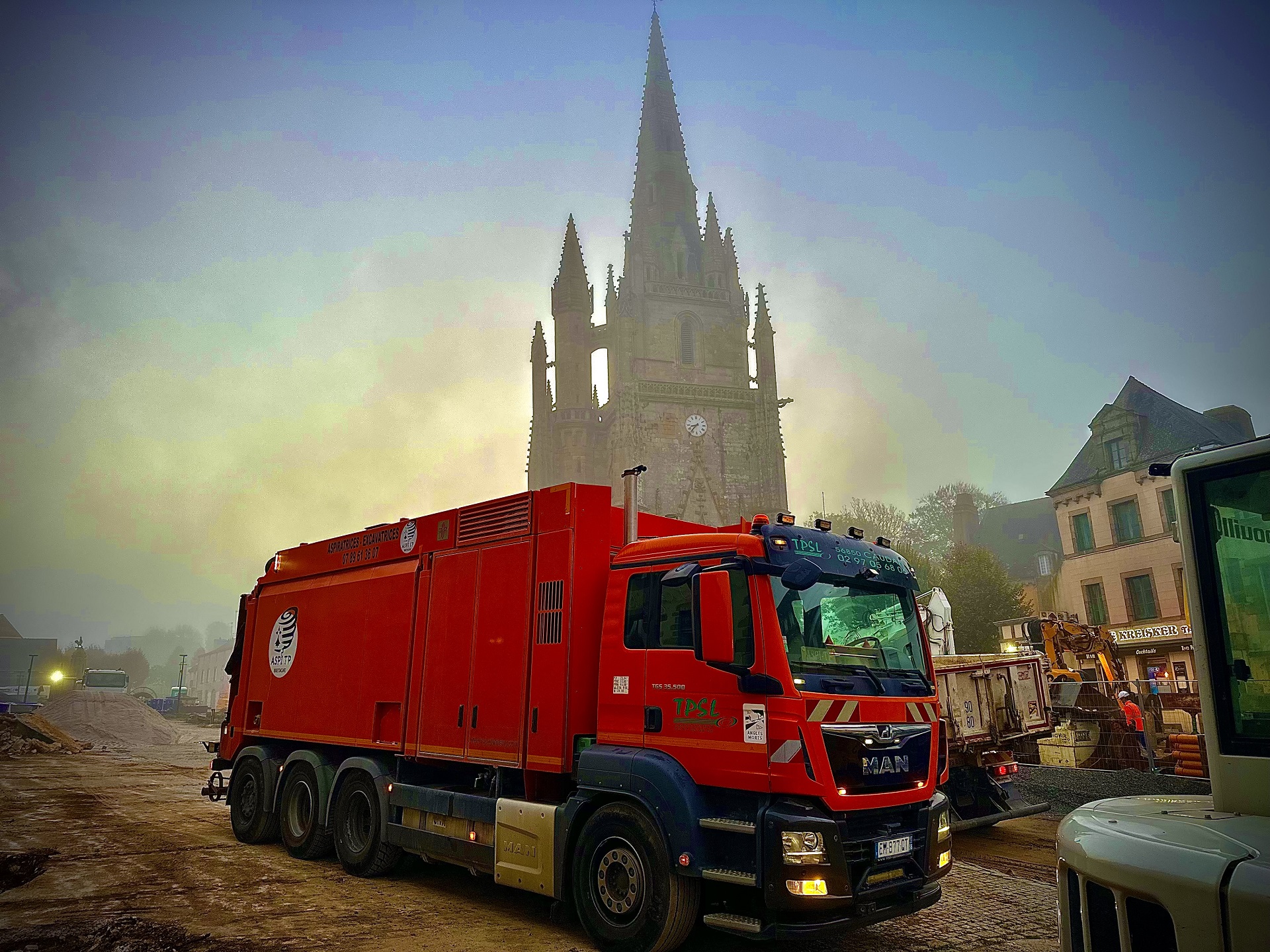 Aspiratrice devant la basilique monument historique Hennebont chantier milieu urbain