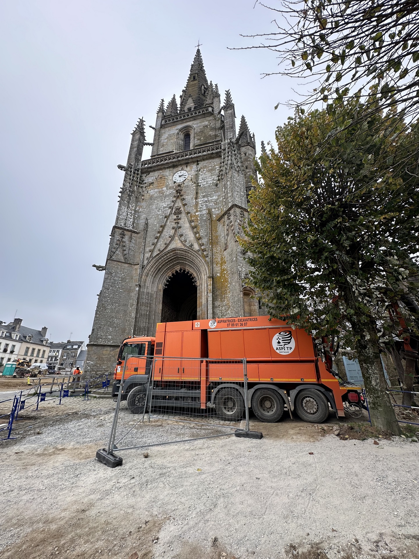 Aspiratrice devant la basilique monument historique Hennebont chantier milieu urbain