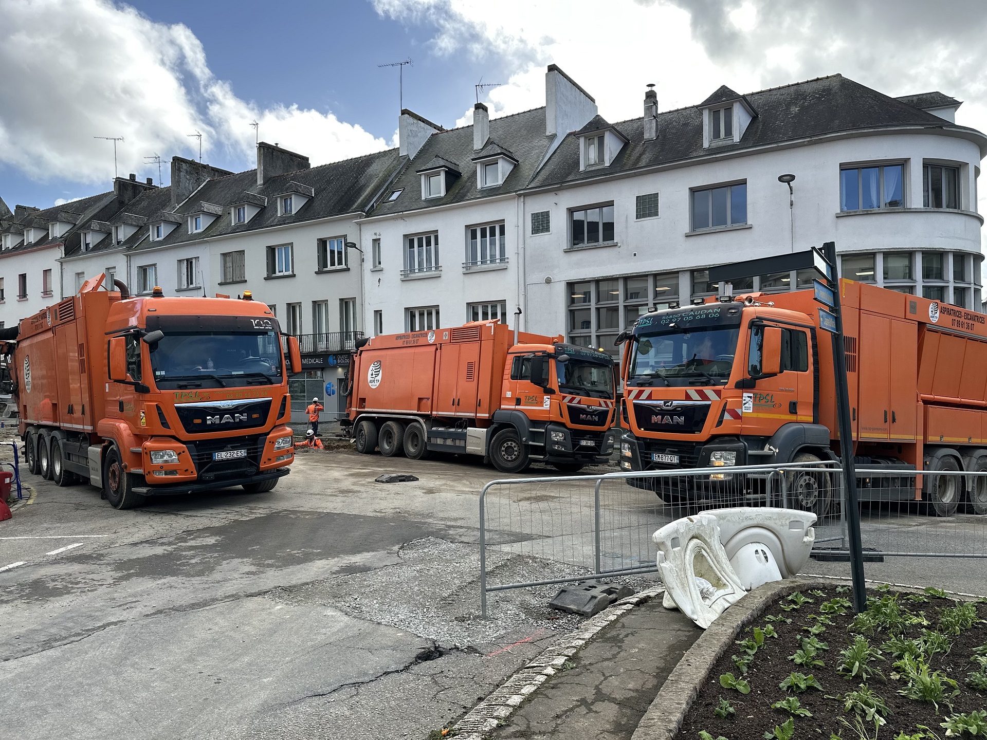 Trois aspiratrices sur le chantier d'Hennebont en 2024, travaux en centre-ville historique.