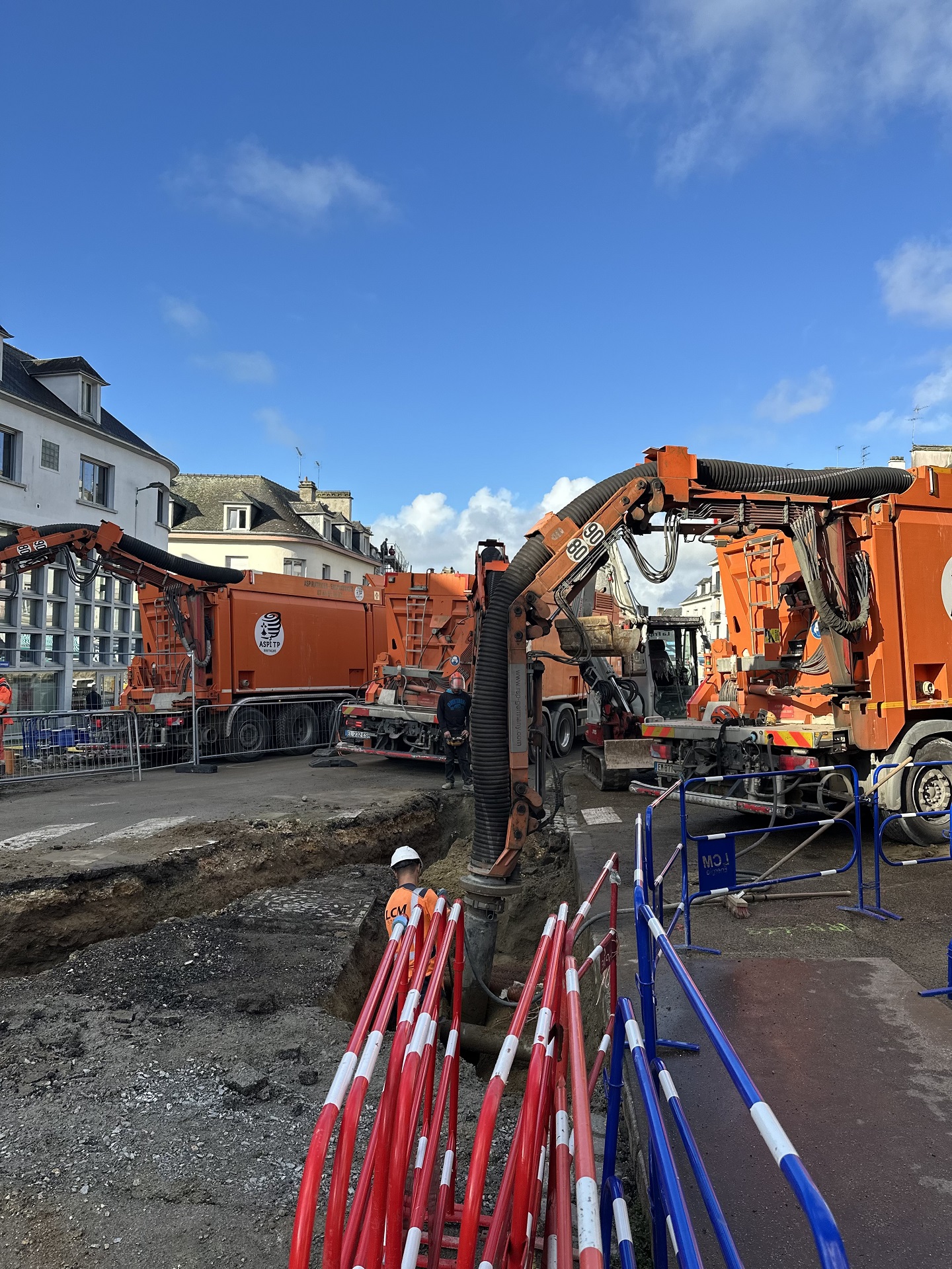 Méthode douce par aspiration, dégagement des réseaux. Le bras articulé guidé par la télécommande aspire les gravats, un suiveur est nécessaire dans la tranché. Trois aspiratrices opèrent sur un même chantier pour divers clients et différents réseau (électricité, eau potable, eaux usées)