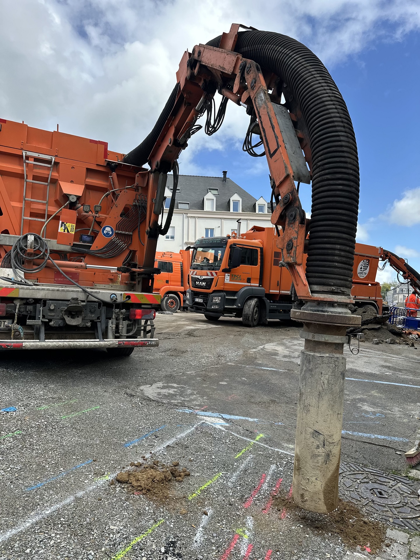 Percer précisément la voierie avec l'embout métallique pour aspirer en vue de dégager doucement les réseaux délicatement. Travaux en milieux urbains, entretien des réseaux, rénovation centre-ville.