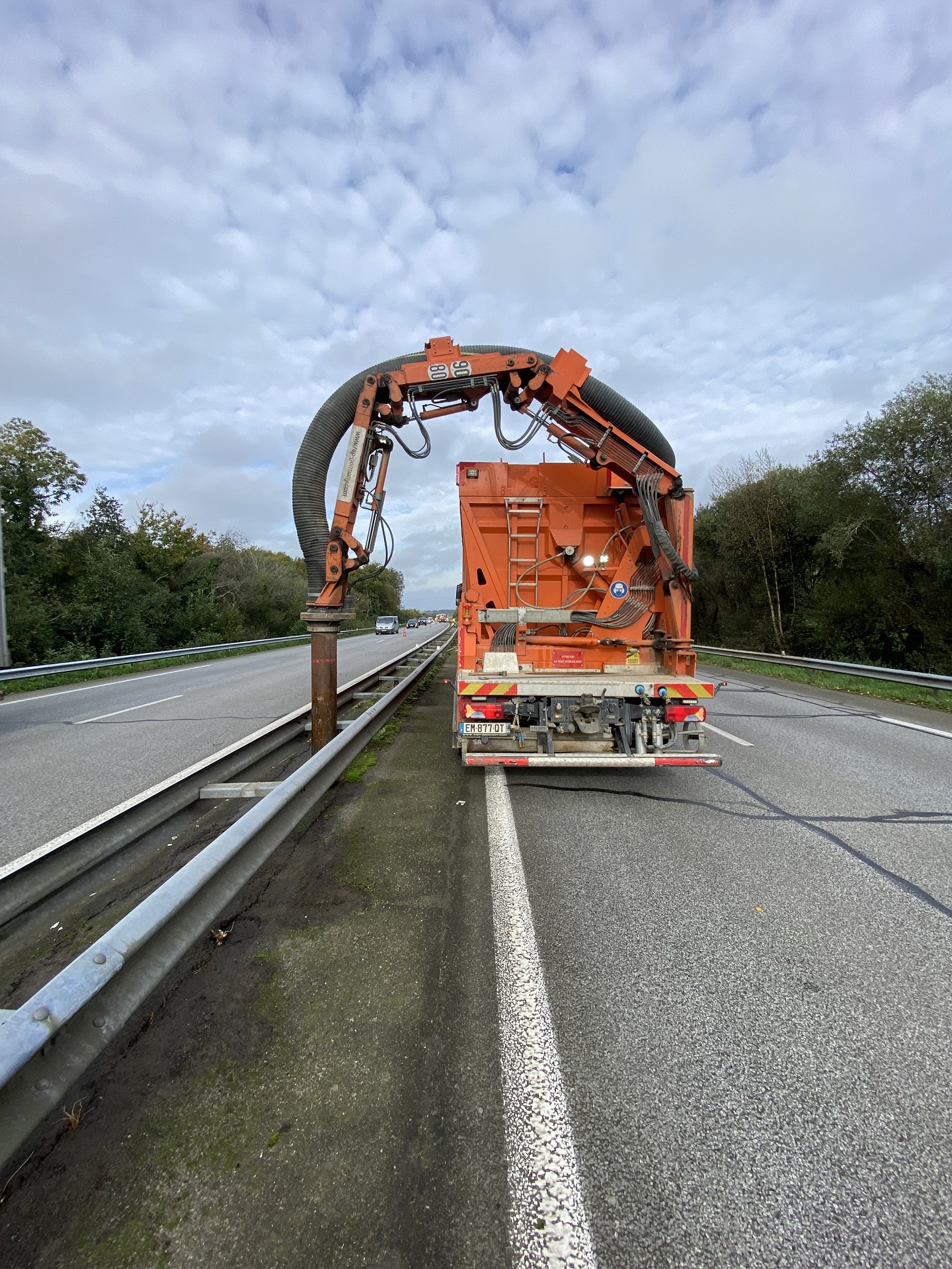 Travaux par aspiration sur terre plein central entre barrières de voieries 2x2 voies, RN165, entretien des routes.