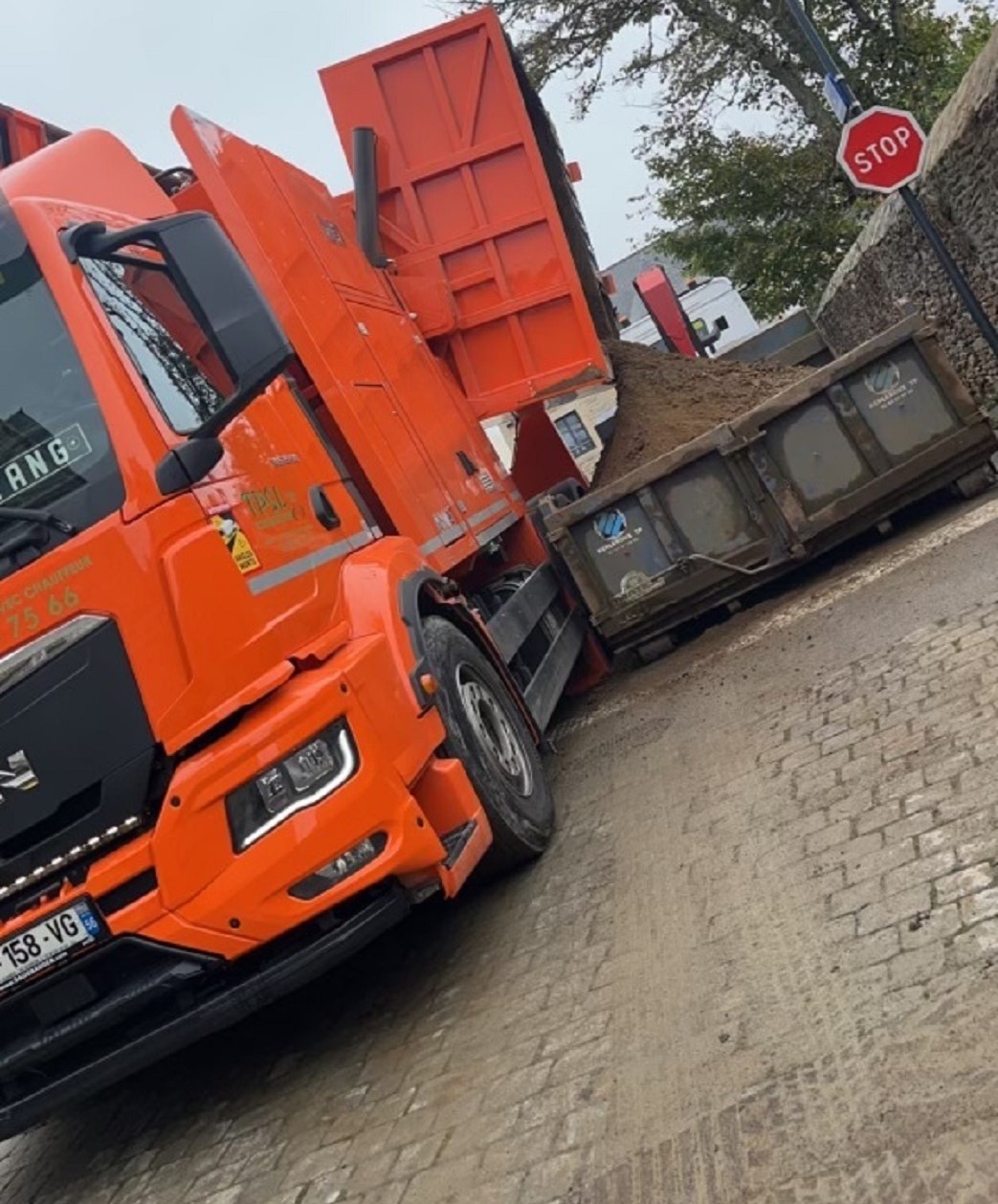 Déchargement dans une benne 10m3.