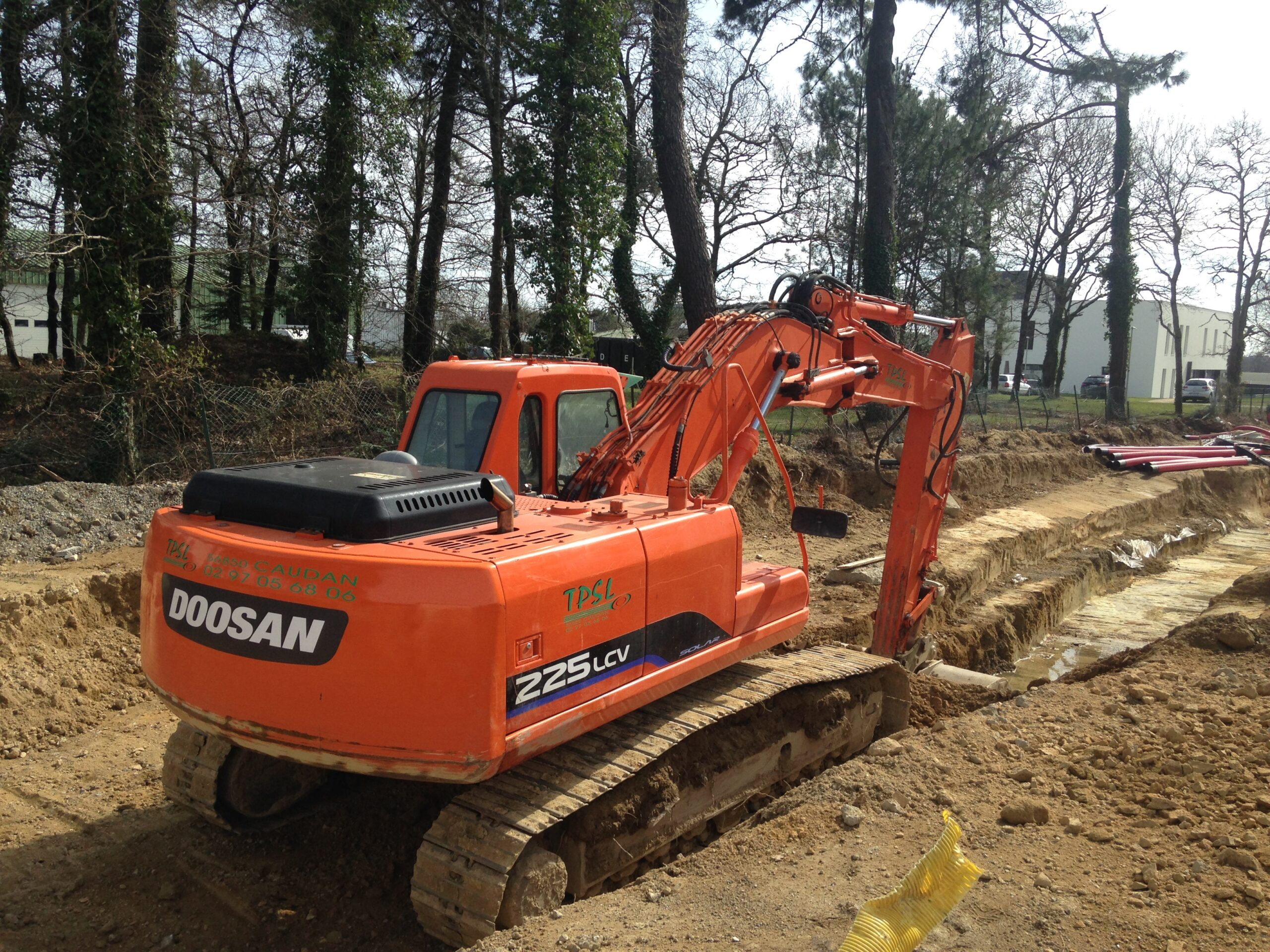 PELLE DOOSAN 225 LCV A CHENNILLE ACIER 23 TONNES TERRASSEMENT BATIMENT INDUSTRIEL